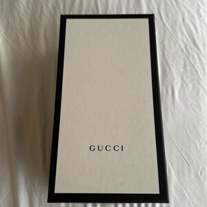 Gucci women’s shoe box with 2 original shoe felts.